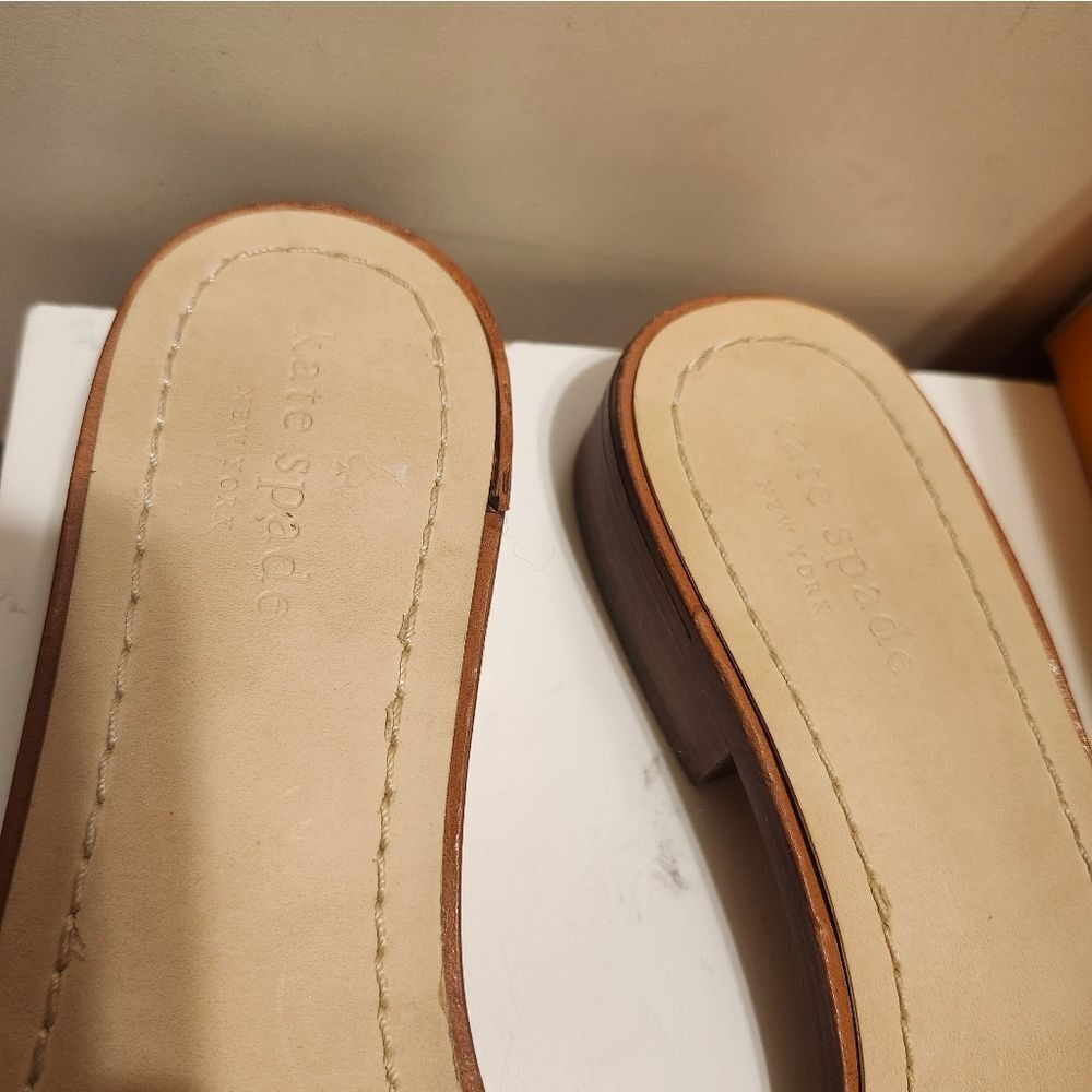 KATE SPADE NEW YORK "Brie" Kiltie Gold Leather Slide Sandals Sz.8.5 Ret. $298 - Picture 4 of 7